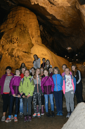 gruppe von kindern in einer höhle im parc l'eclere