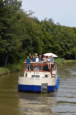 hausboot während der fahrt auf einem kanal