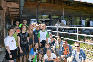 gruppenfoto der teilnehmer des sommercamps 2022 vor einem tiergehege