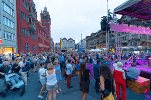 menschenmenge in basel vor einer konzertbühne