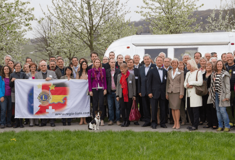 gruppenfoto der regio lions mit banner vor dem vitrahaus in weil am rhein